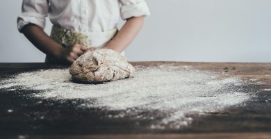 Panadero trabajando en una panadería
