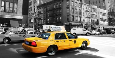 Taxi circulando por la ciudad